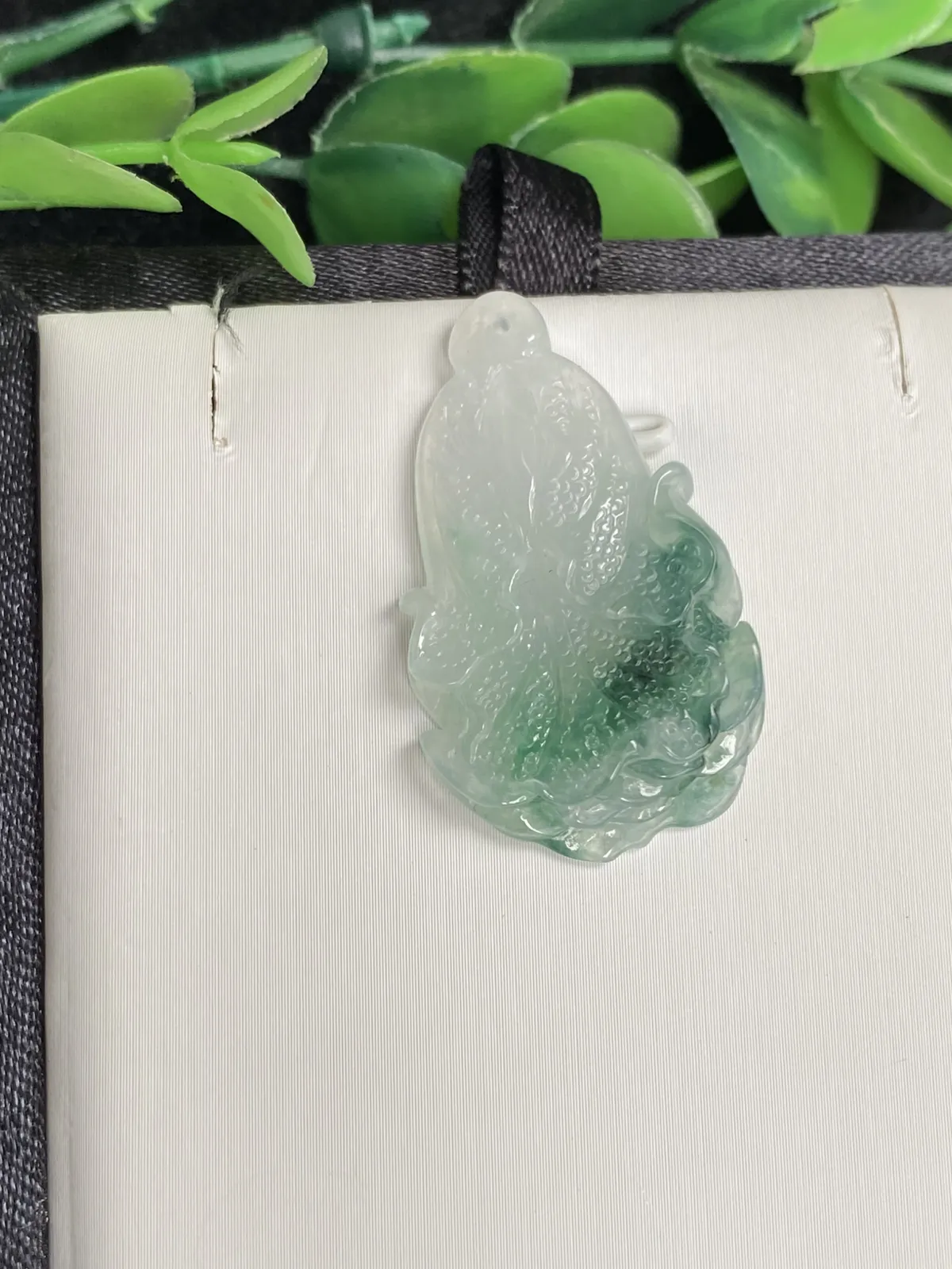 推荐【冰飘花白菜】百财俱来，正财偏财都招来的，无纹裂，巧雕，飘花蓝绿，水润起光，超冰透，细腻，品相佳，超值～～34.5*20*6.4