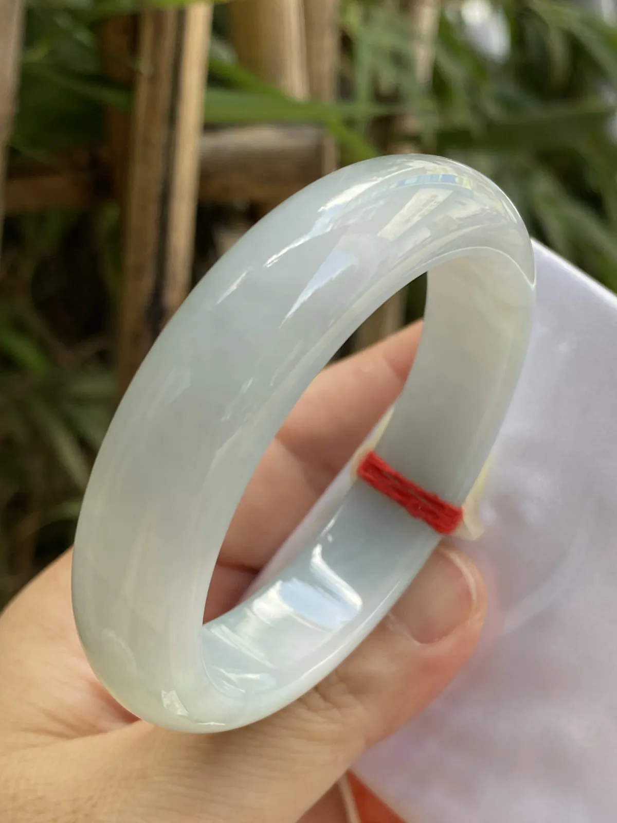 推荐【55.2圈淡绿镯】飘淡绿花，水润，细腻，种老，水头好，超值～～ 透光见纹