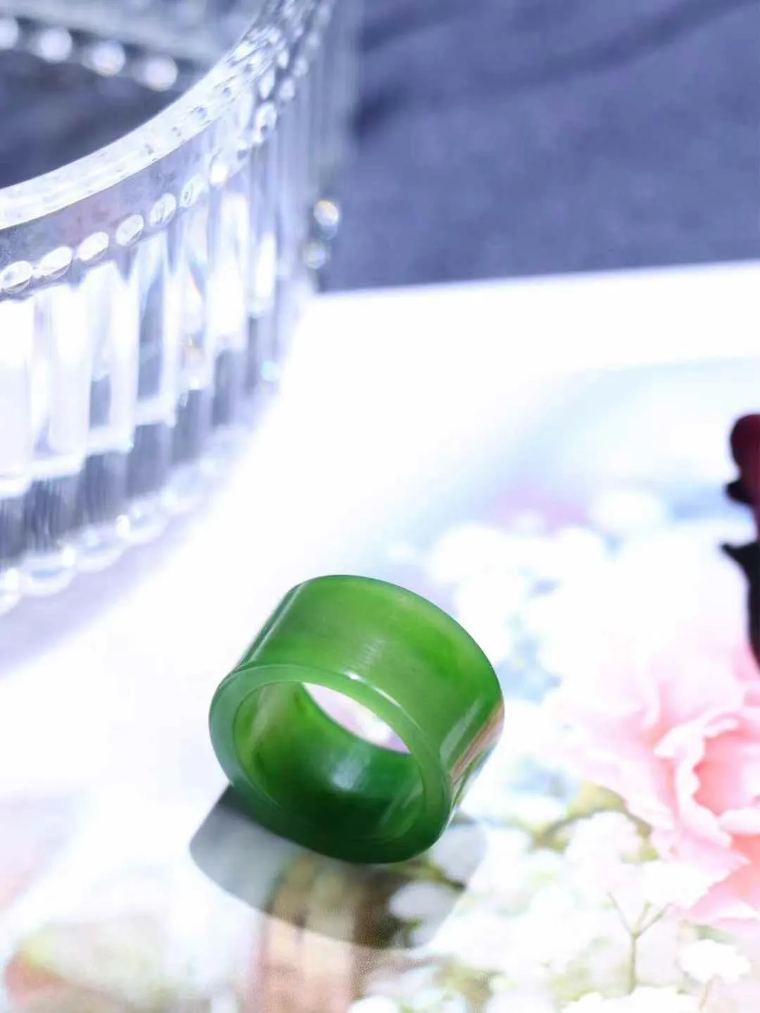 （古韵.扳指）

精品和田玉碧玉扳指 指环 戒圈。七号矿老料 纯正菠菜绿，直切工艺，款式精美，玉质细腻温润，油润感十足， 整器古韵生辉。优雅高贵。运筹帷幄于掌中，决胜于千里之外。

重6.3克   圈口18mm 尺寸12-2.7mm FS8242041278O
