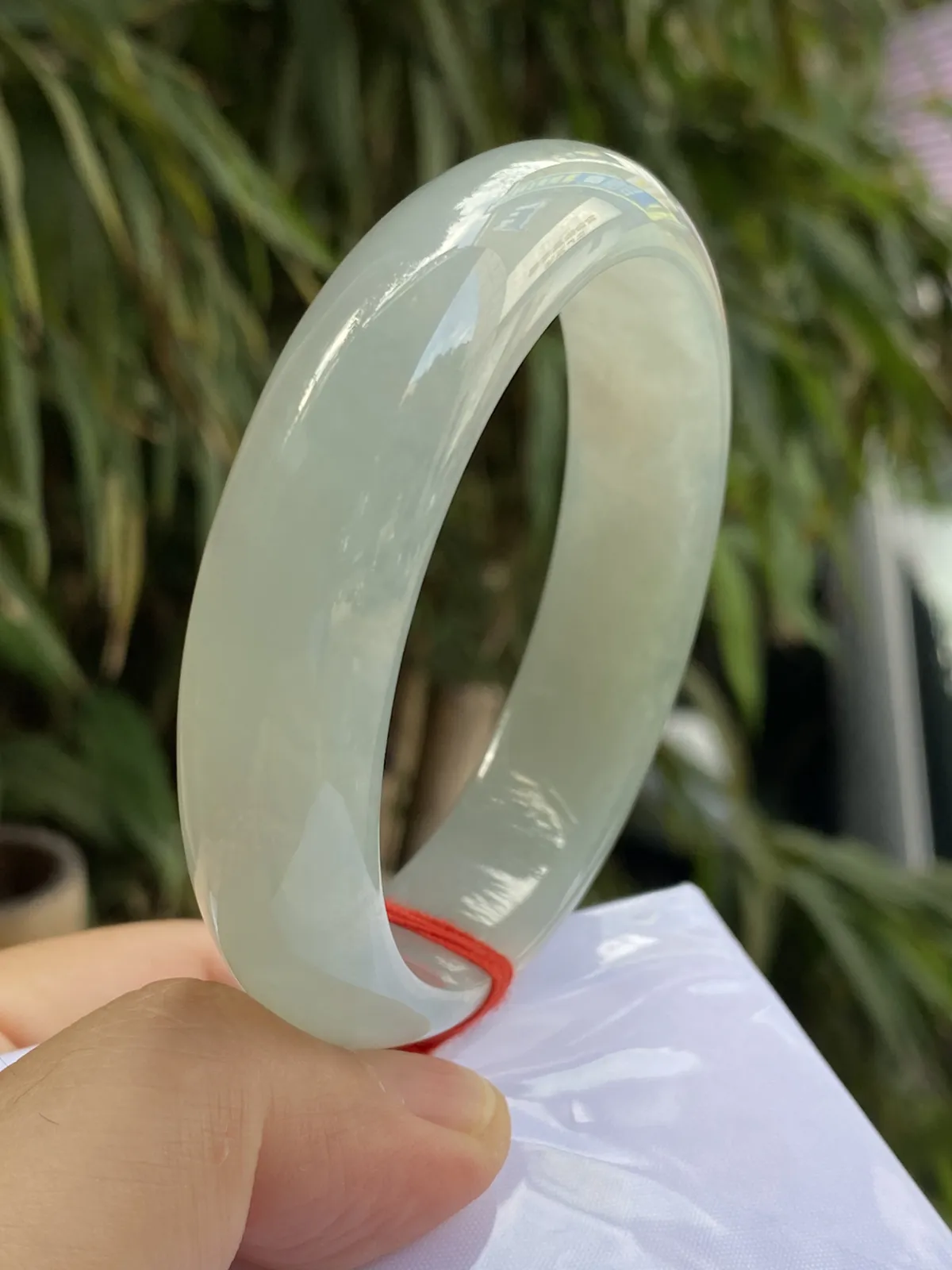 推荐【56.8圈冰绿镯】冰透，冰糯水润，超细腻，粉色处晶体透感，没有任何纹裂，种老水长，种水超好，超值～～