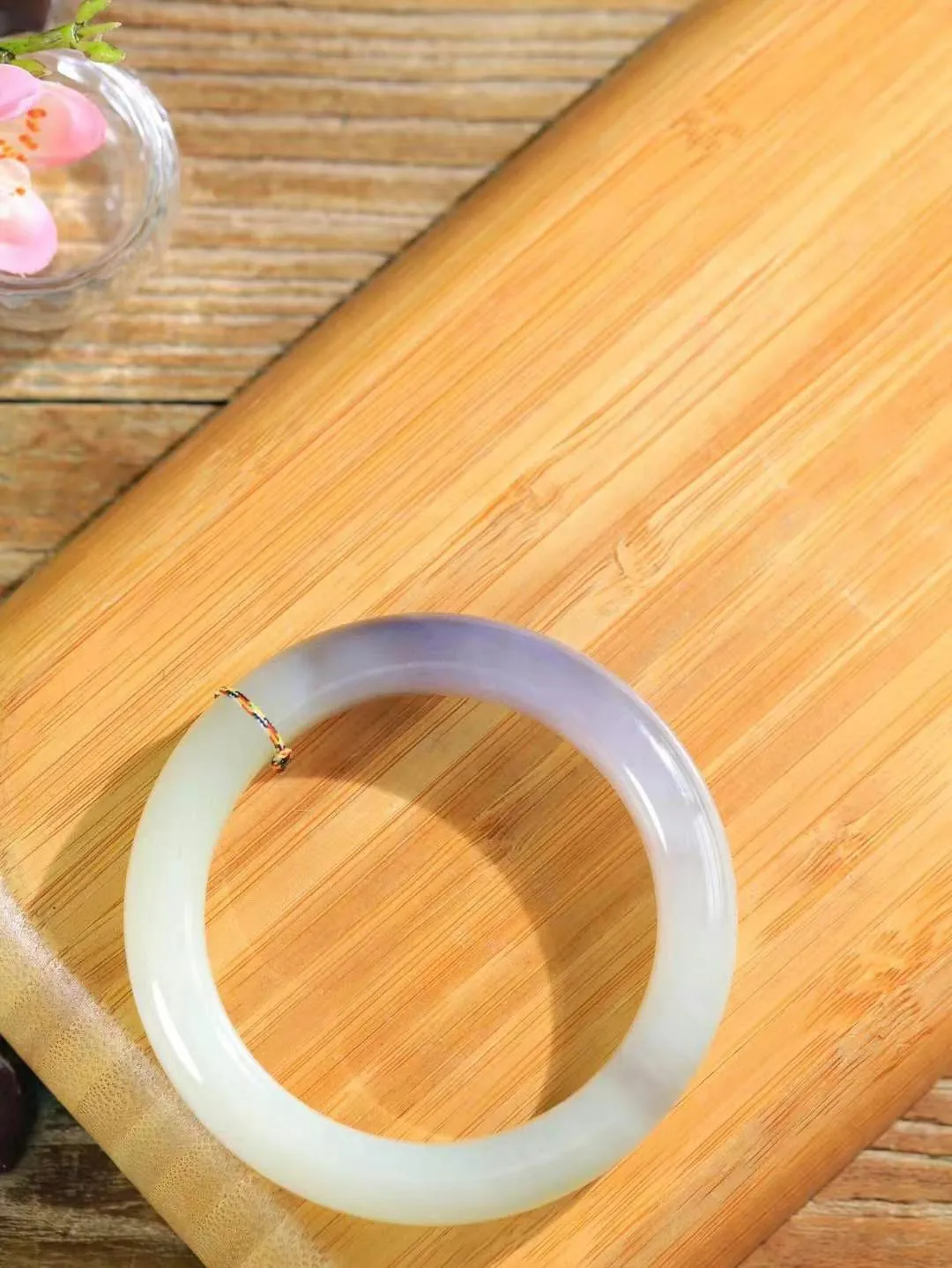 【腕间柔情.手镯】   

精品️和田玉双色手镯 玉质温润细腻 油性十足 古朴秀雅 轻抚岁月的栏杆软香温玉，腕间玉镯轻轻晃动，令人情动心间，撷一缕月末的芬芳，把心思铺陈，时光静美，惟有你最温柔。重67克   尺寸57-12.6-10.2mm  36501488L