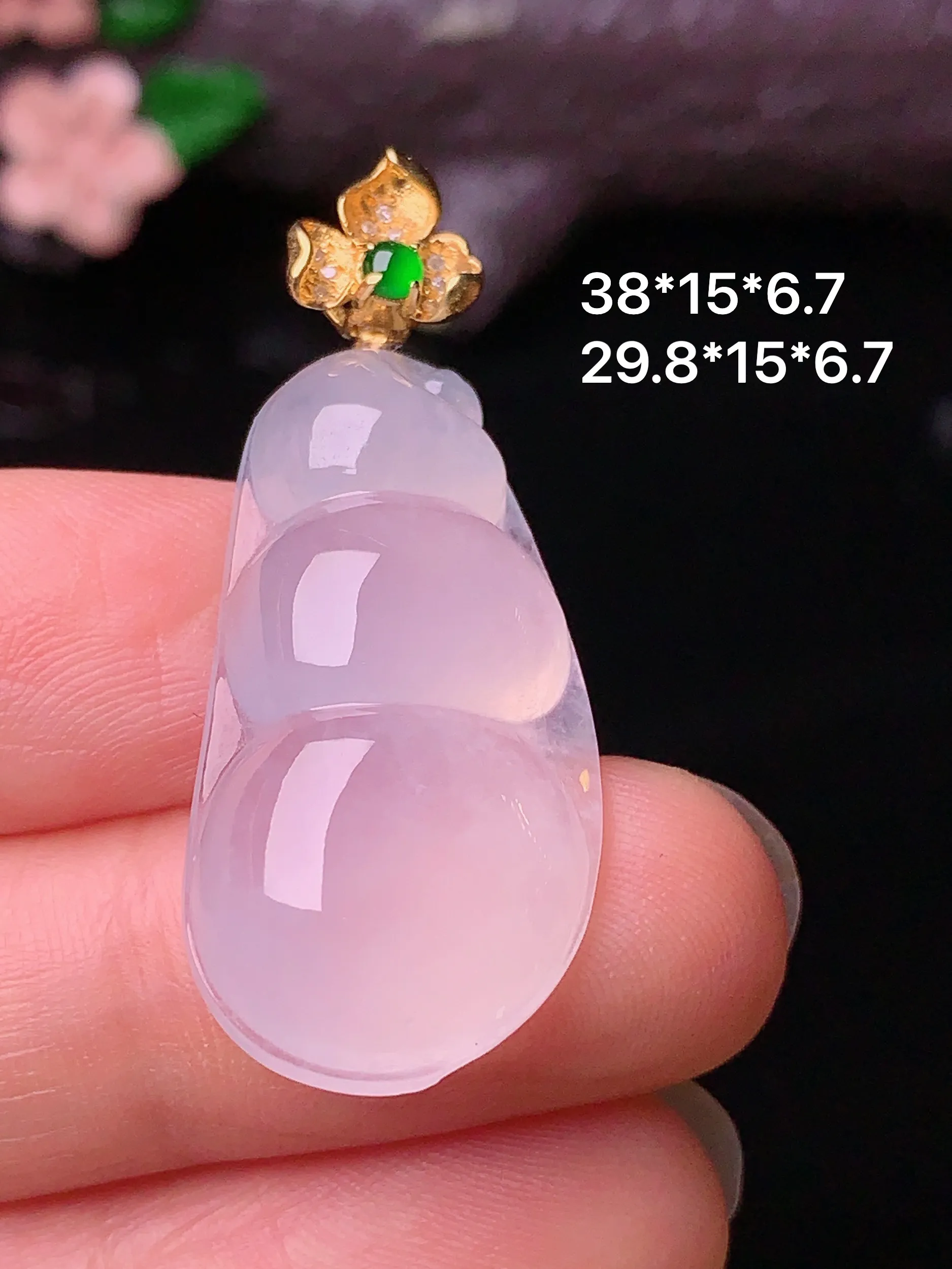 18k金镶嵌冰种四季豆吊坠 玉质细腻 色泽艳丽  整体尺寸38*15*6.7