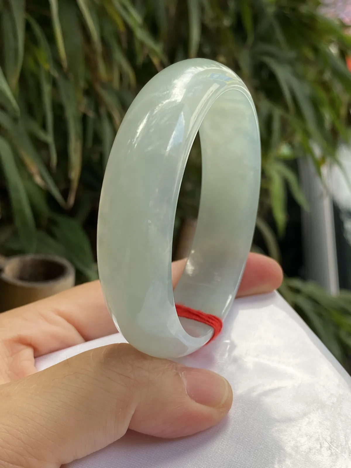 推荐【58圈冰绿镯】冰透，靠边处起光，冰糯水润，超细腻，带招财黄翡，没纹裂，种老水长，种水超好，超值～～