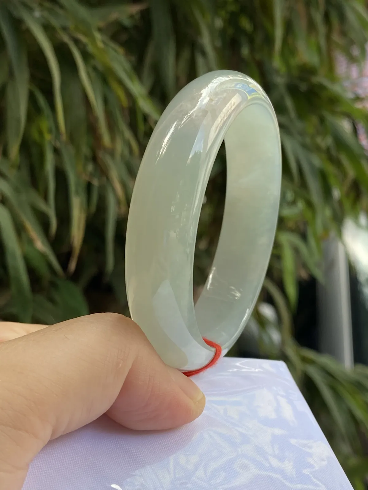 推荐【56.8圈冰绿镯】冰透，冰糯水润，超细腻，粉色处晶体透感，没有任何纹裂，种老水长，种水超好，超值～～