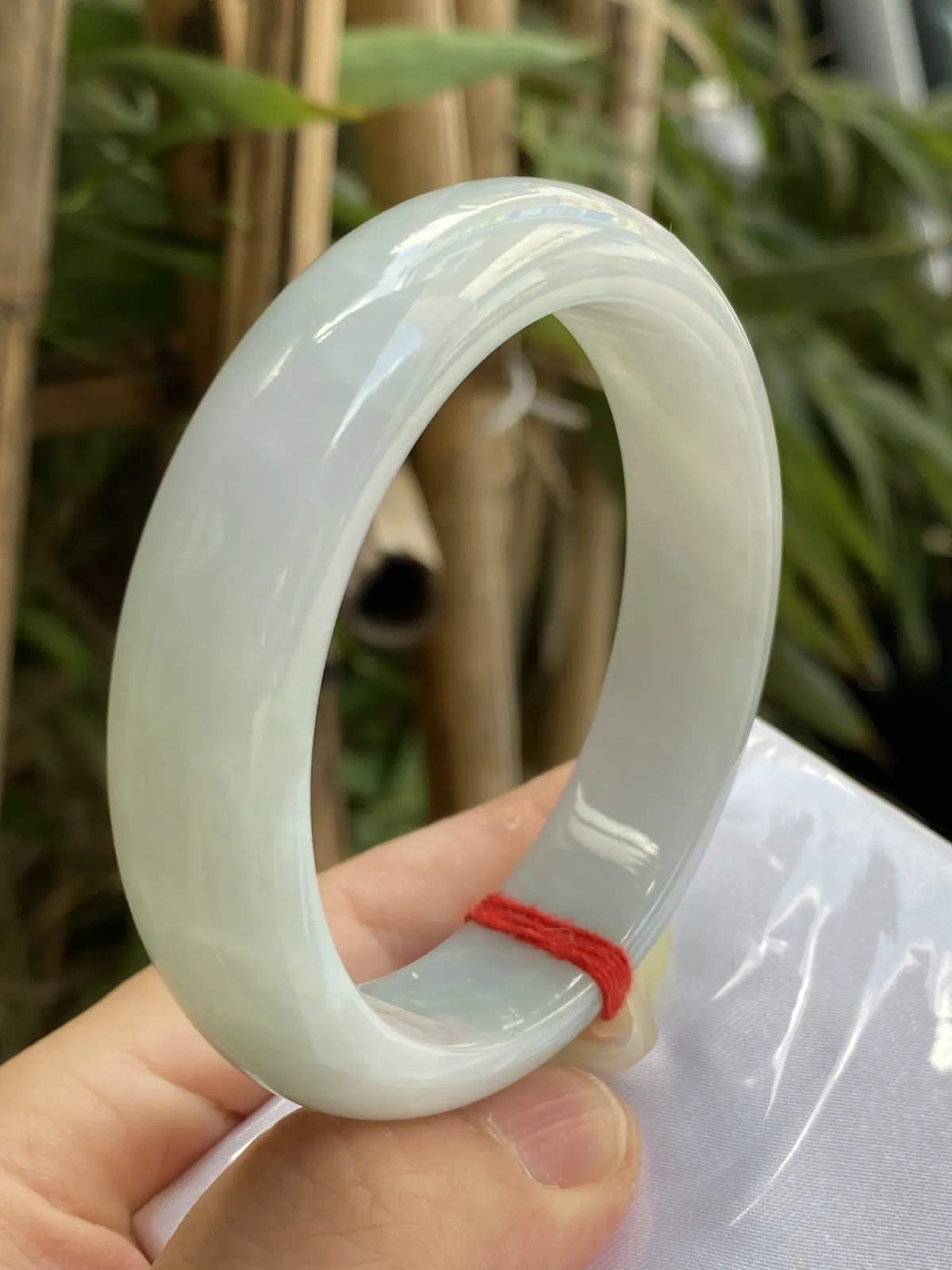 推荐【55.2圈淡绿镯】飘淡绿花，水润，细腻，种老，水头好，超值～～ 透光见纹