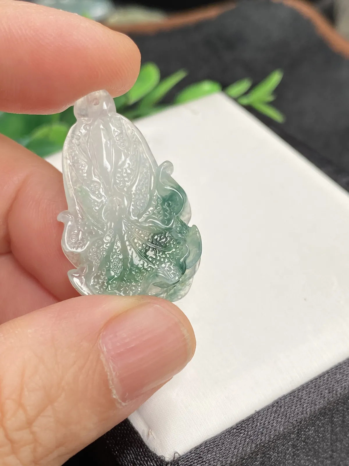 推荐【冰飘花白菜】百财俱来，正财偏财都招来的，无纹裂，巧雕，飘花蓝绿，水润起光，超冰透，细腻，品相佳，超值～～34.5*20*6.4