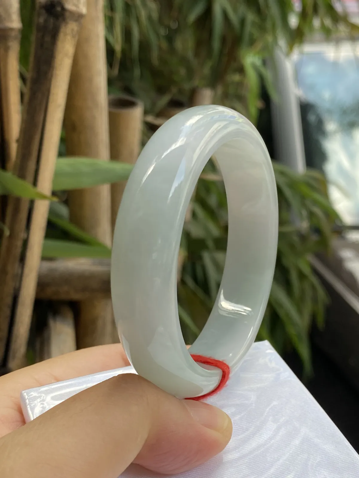 推荐【55.2圈淡绿镯】飘淡绿花，水润，细腻，种老，水头好，超值～～ 透光见纹