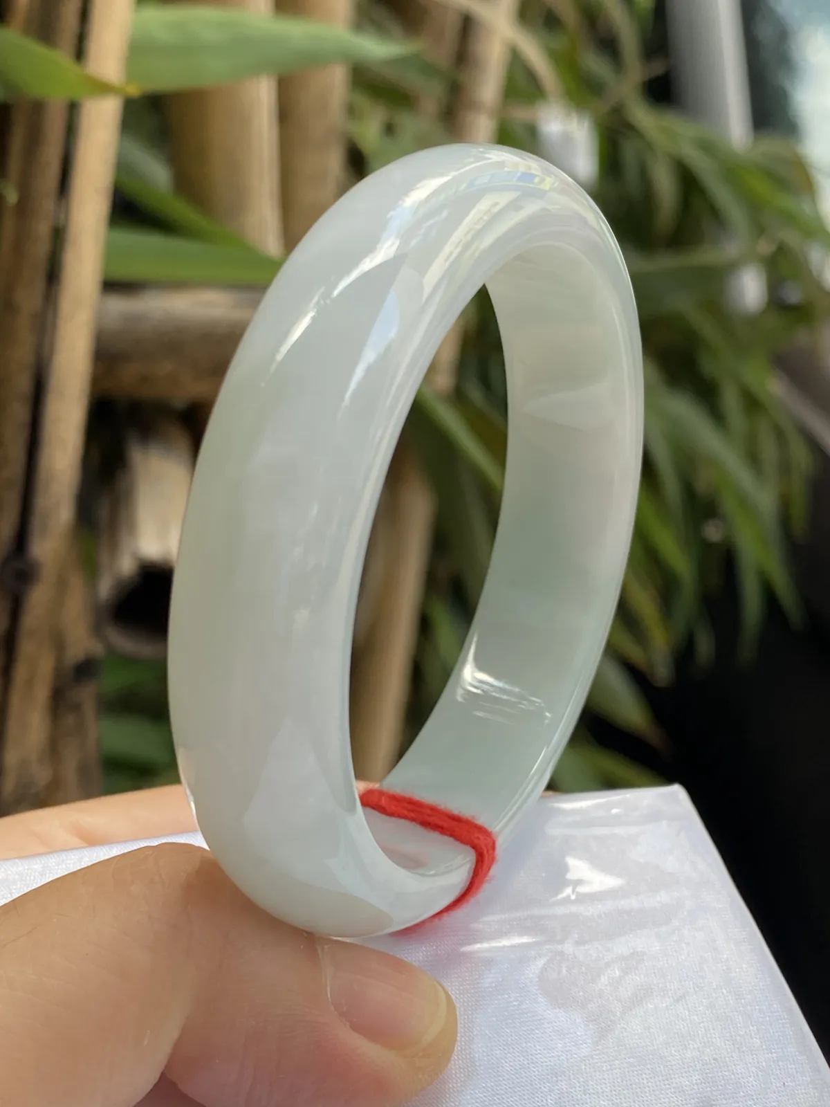 推荐【55.2圈淡绿镯】飘淡绿花，水润，细腻，种老，水头好，超值～～ 透光见纹