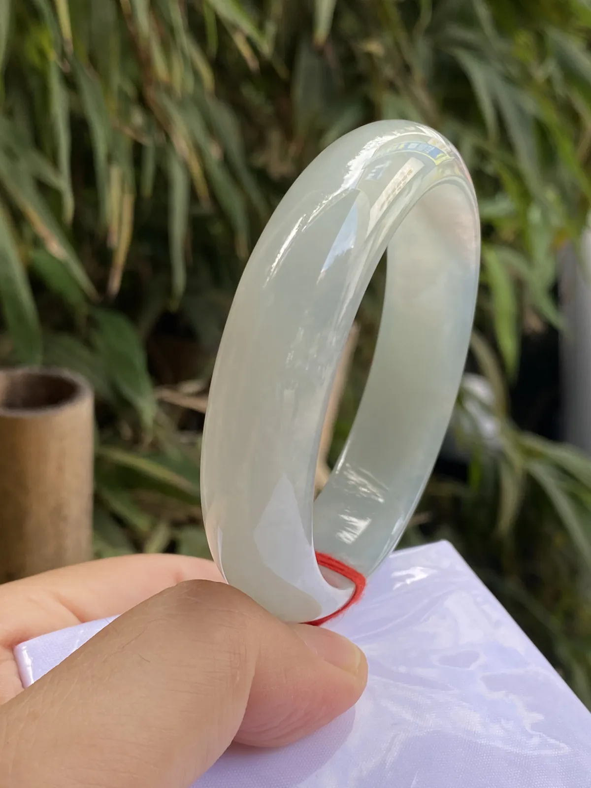 推荐【56.8圈冰绿镯】冰透，冰糯水润，超细腻，粉色处晶体透感，没有任何纹裂，种老水长，种水超好，超值～～