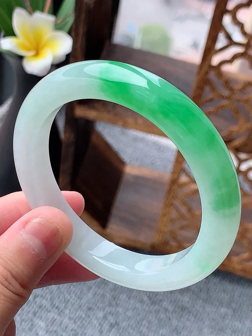 a货翡翠老坑飘阳绿正装正圈手镯55-56圈口 尺寸55.8×9.5×8.8mm 重量54.20g 0