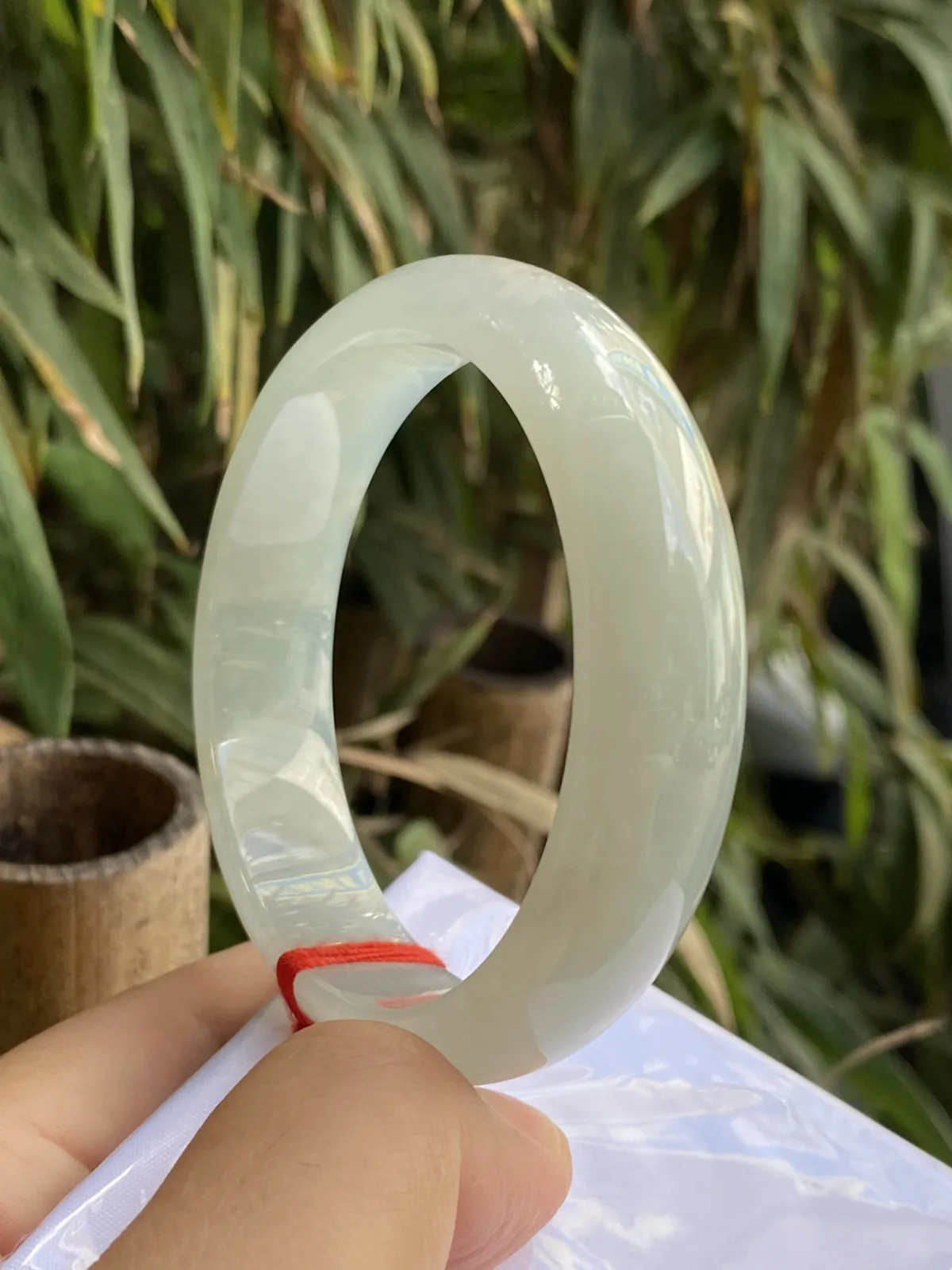 推荐【56.8圈冰绿镯】冰透，冰糯水润，超细腻，粉色处晶体透感，没有任何纹裂，种老水长，种水超好，超值～～