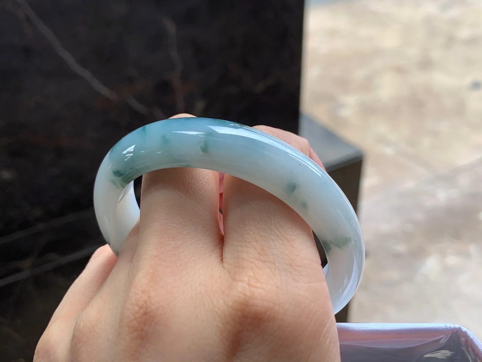 飘花贵妃镯
细腻清爽 54.8/13/8mm