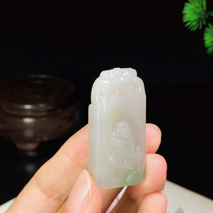 和田玉青海翠翠青佛引福来牌子挂件。尺寸46/24/8重21克，玉质细腻油润 脂粉好，品质好！lt250531
