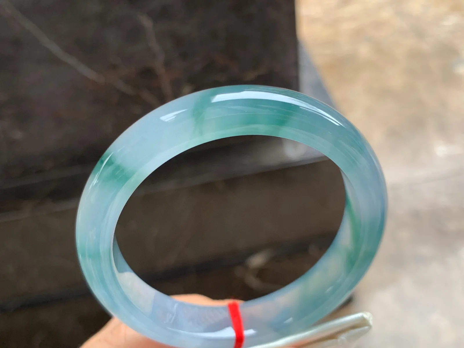 57-12.5-8.5mm
冰种飘花手镯 水润冰透 起胶的料子 性价比不错的