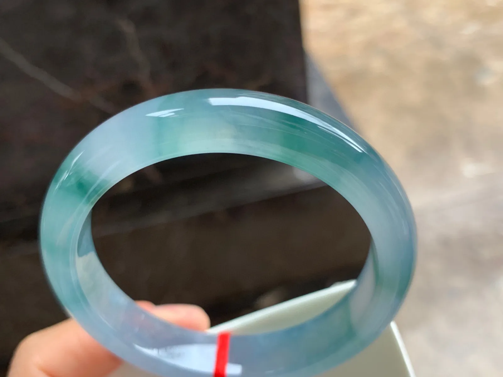 57-12.5-8.5mm
冰种飘花手镯 水润冰透 起胶的料子 性价比不错的