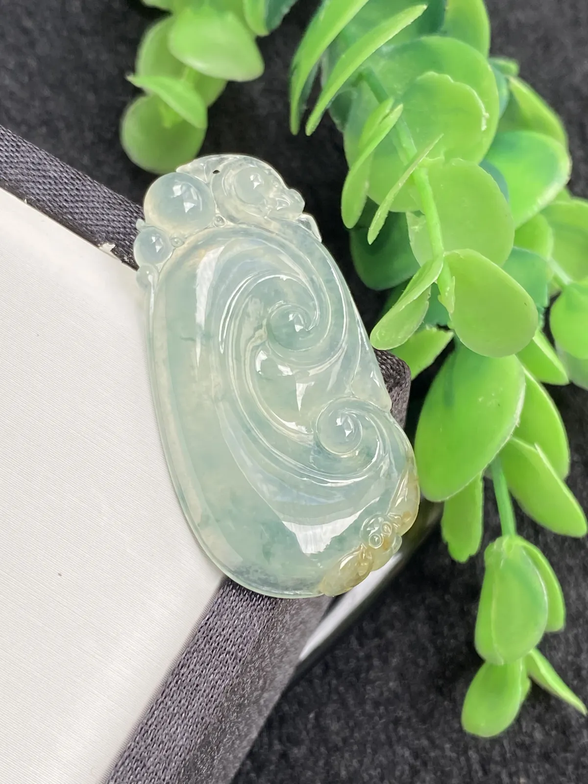 推荐【冰飘花三彩如意】无纹裂，水润冰透，起光，飘蓝花招财黄翡，细腻种老，超值～～