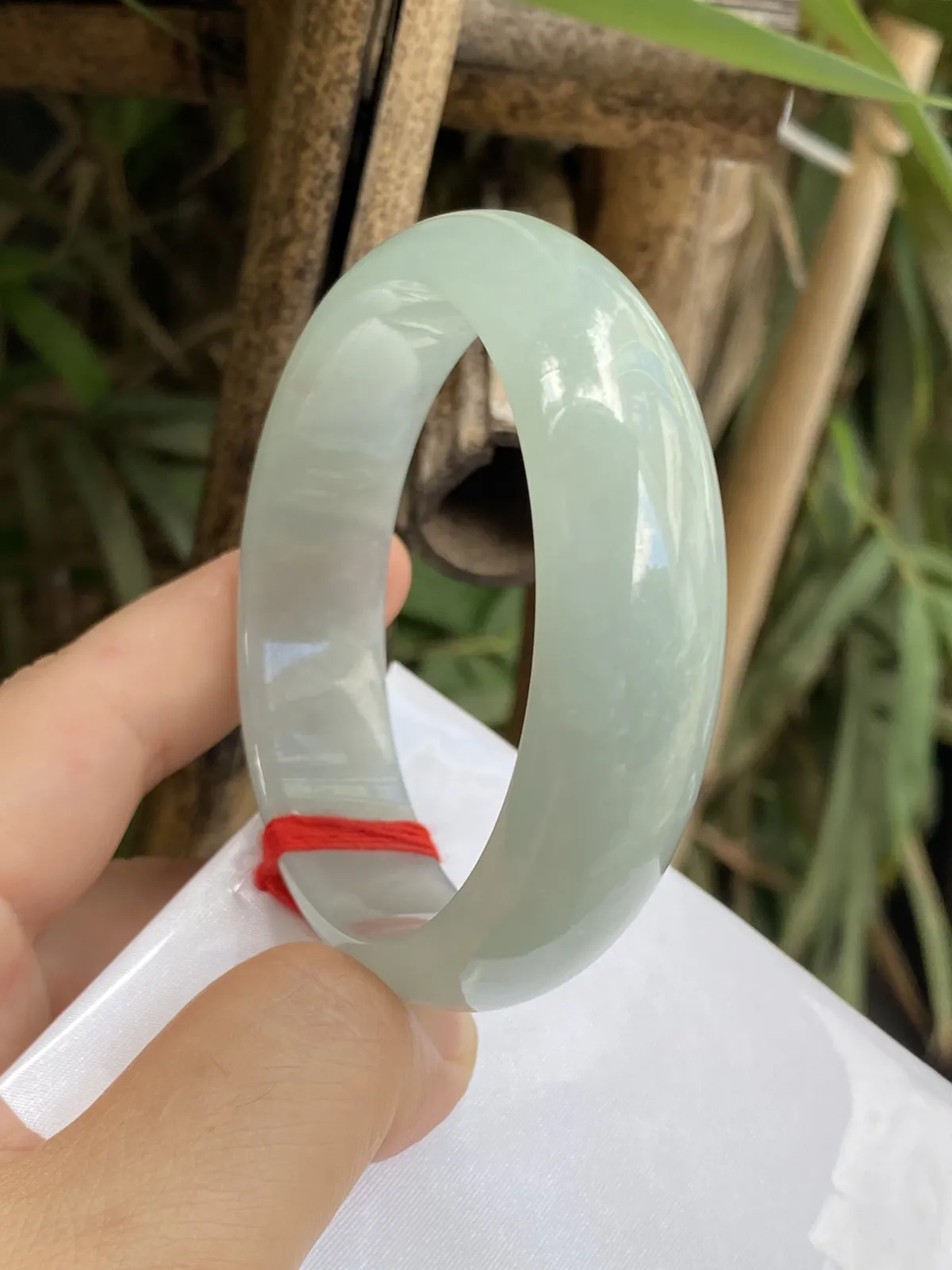 推荐【58圈冰绿镯】冰透，靠边处起光，冰糯水润，超细腻，带招财黄翡，没纹裂，种老水长，种水超好，超值～～