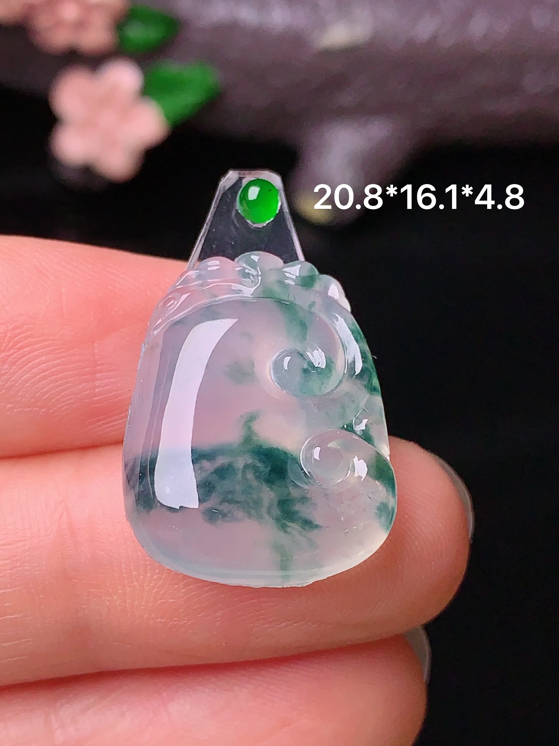 冰种飘绿如意吊坠 玉质细腻 色泽艳丽  整体尺寸20.8*16.1*4.8