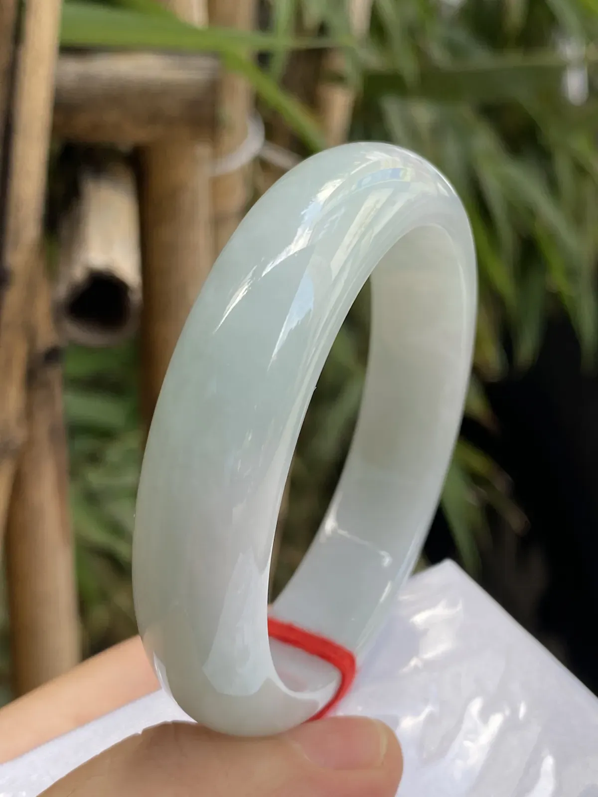 推荐【55.2圈淡绿镯】飘淡绿花，水润，细腻，种老，水头好，超值～～ 透光见纹