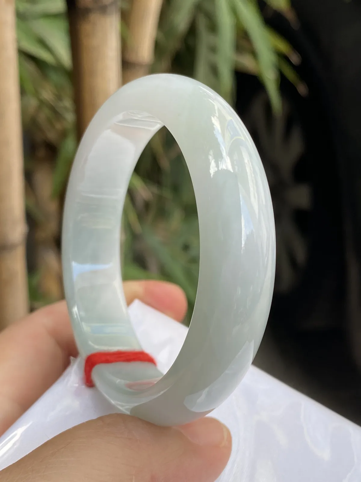 推荐【55.2圈淡绿镯】飘淡绿花，水润，细腻，种老，水头好，超值～～ 透光见纹