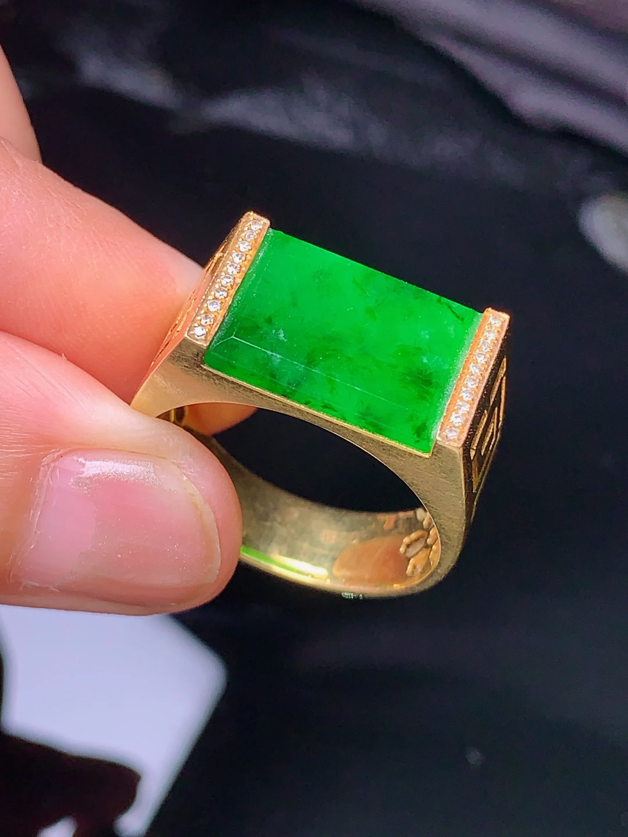 18k金钻镶嵌翠绿马鞍戒指 玉质细腻 色泽艳丽  圈口18 裸石尺寸10.3*13.2*2.5
