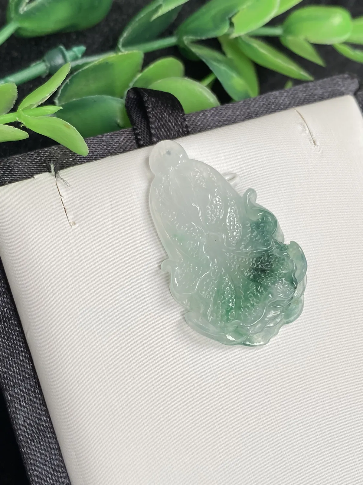 推荐【冰飘花白菜】百财俱来，正财偏财都招来的，无纹裂，巧雕，飘花蓝绿，水润起光，超冰透，细腻，品相佳，超值～～34.5*20*6.4