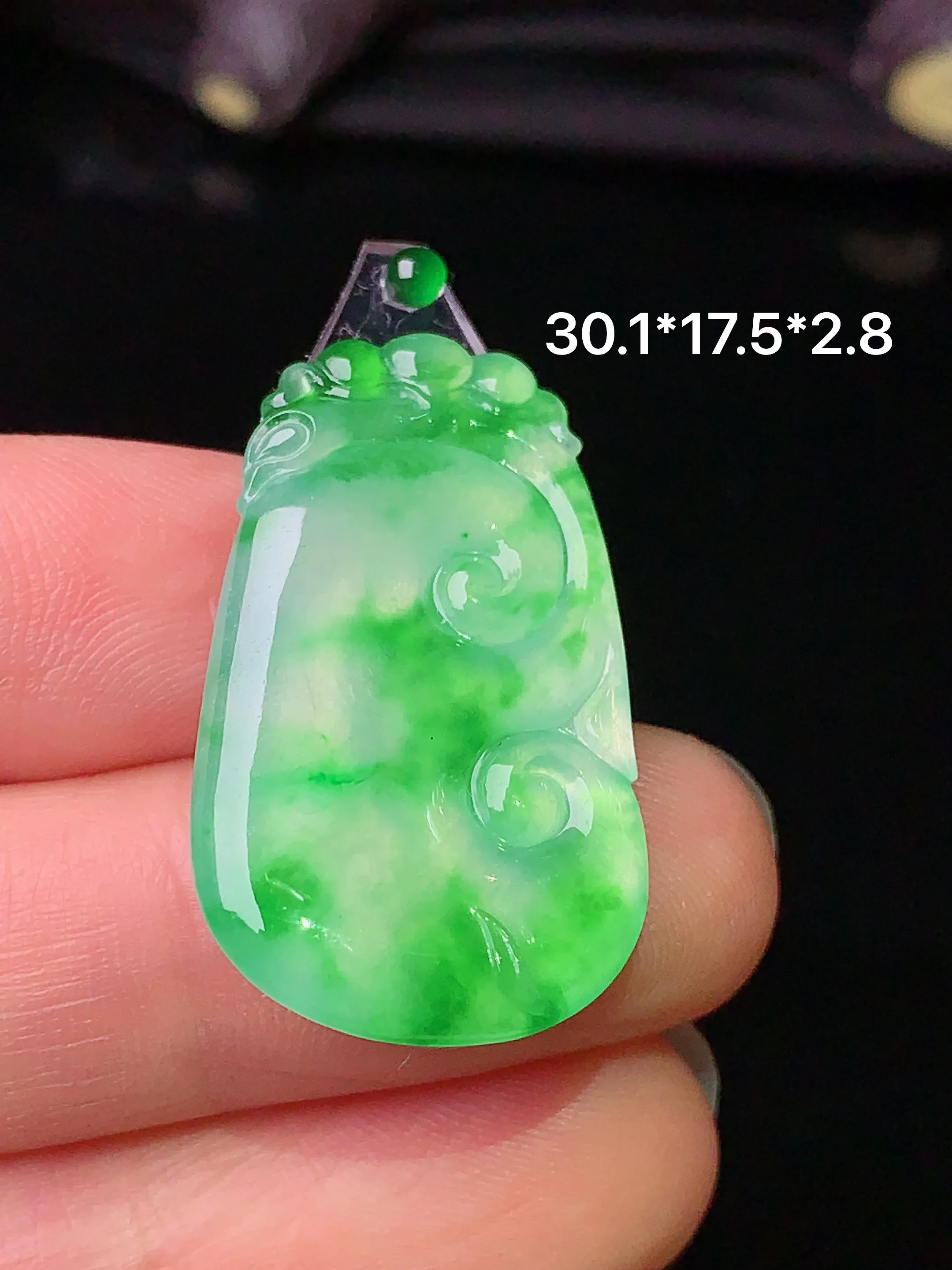镶嵌款 飘绿如意吊坠 玉质细腻 色泽艳丽  整体尺寸30.1*17.5*2.8