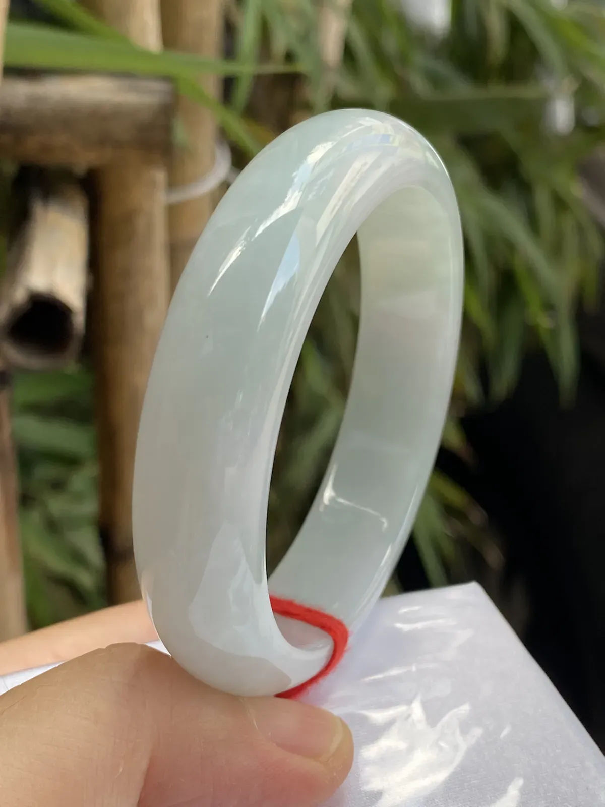 推荐【55.2圈淡绿镯】飘淡绿花，水润，细腻，种老，水头好，超值～～ 透光见纹