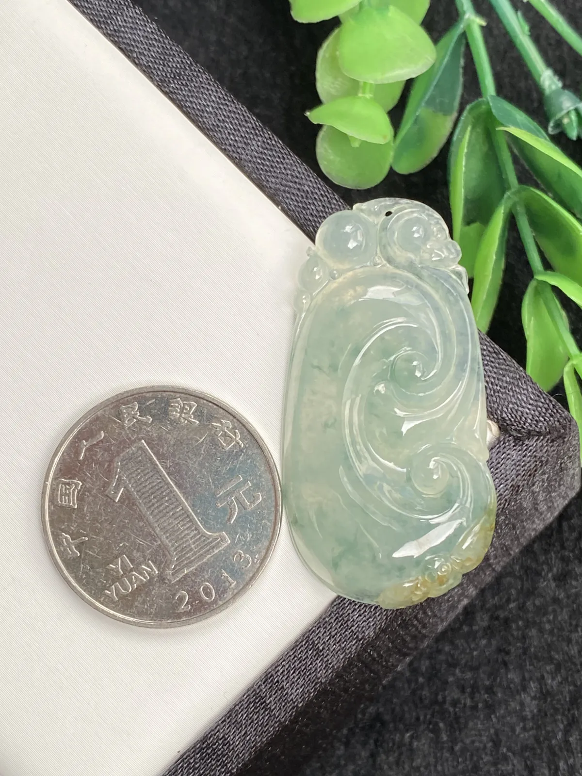 推荐【冰飘花三彩如意】无纹裂，水润冰透，起光，飘蓝花招财黄翡，细腻种老，超值～～