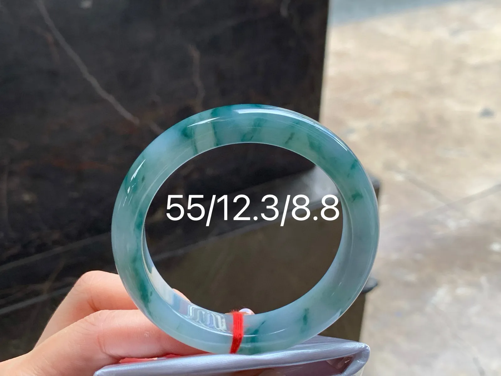 飘花手镯
玉质细腻 55/12.3/8.8mm