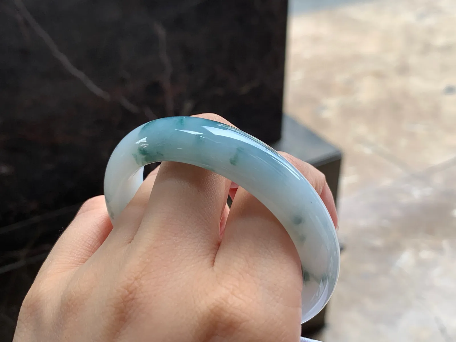 飘花贵妃镯
细腻清爽 54.8/13/8mm
