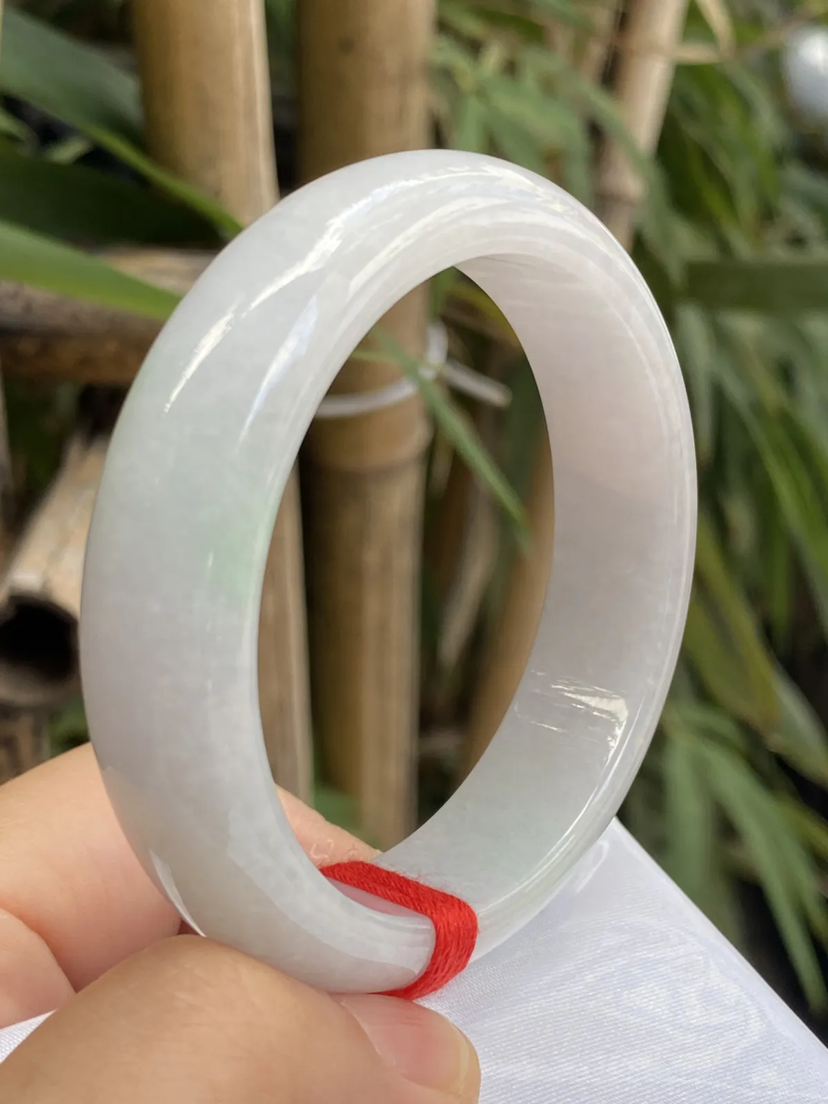 推荐【54圈飘绿镯】飘淡绿花，水润，细腻，种老，水头好，超值～～
