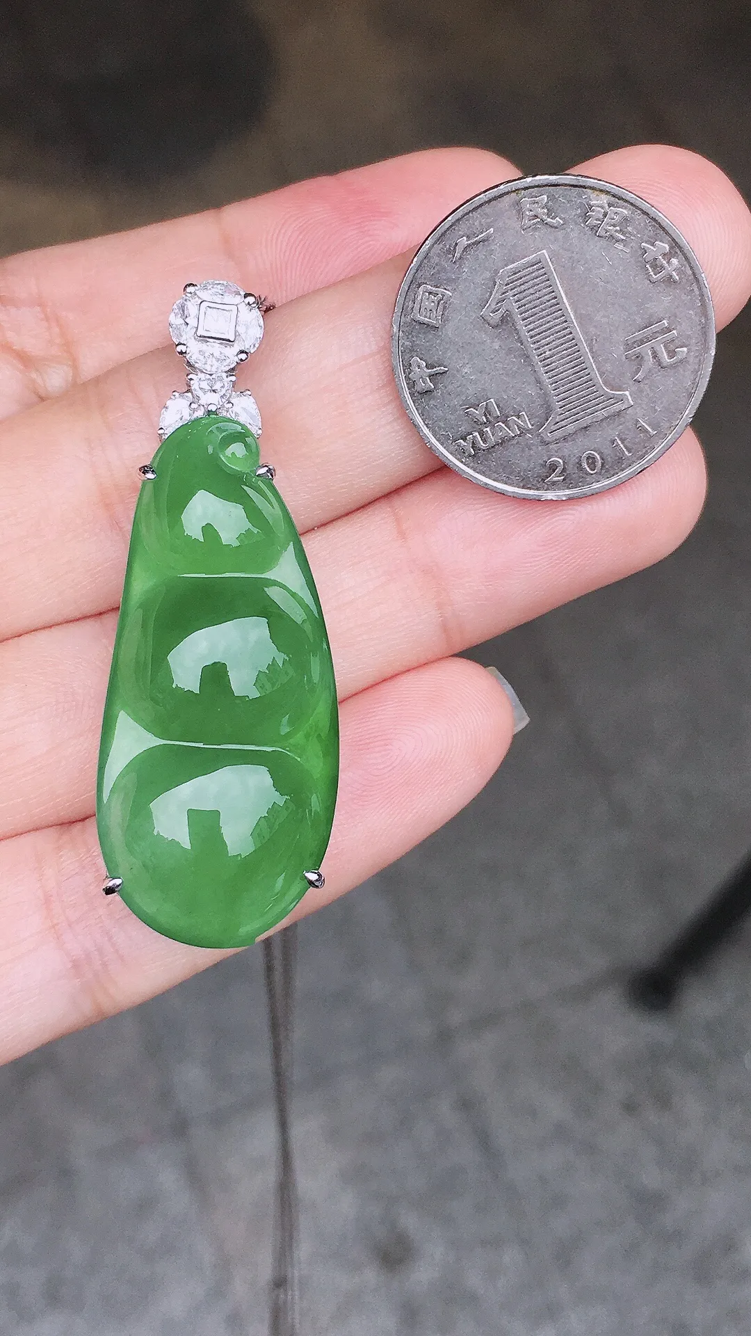 阳绿福豆吊坠，色泽均匀艳丽，玉质细腻，荧光感超
强，饱满水润，气质满满。18k
金豪华镶嵌