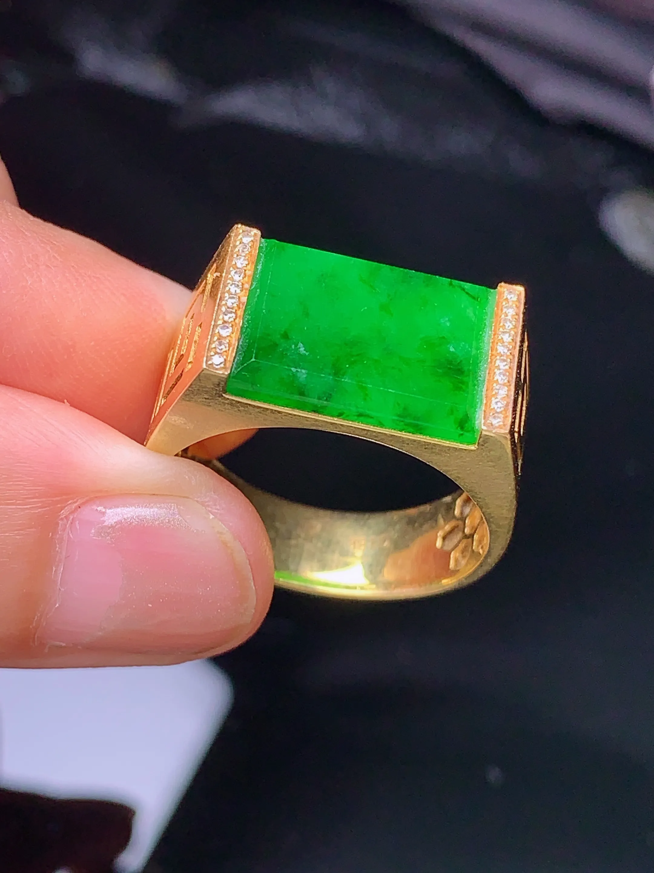 18k金钻镶嵌翠绿马鞍戒指 玉质细腻 色泽艳丽  圈口18 裸石尺寸10.3*13.2*2.5