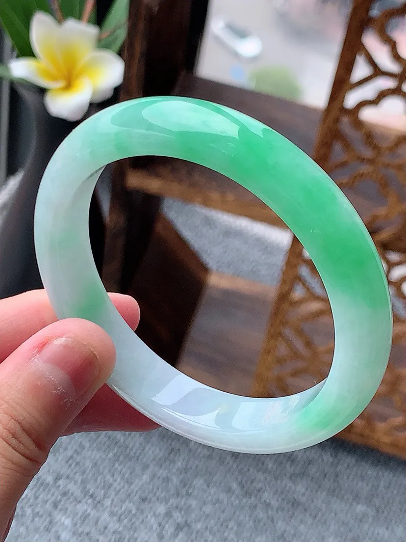 a货翡翠老坑飘绿正装正圈手镯57-58圈口 尺寸57×11.8×8mm 重量53.89g 0531