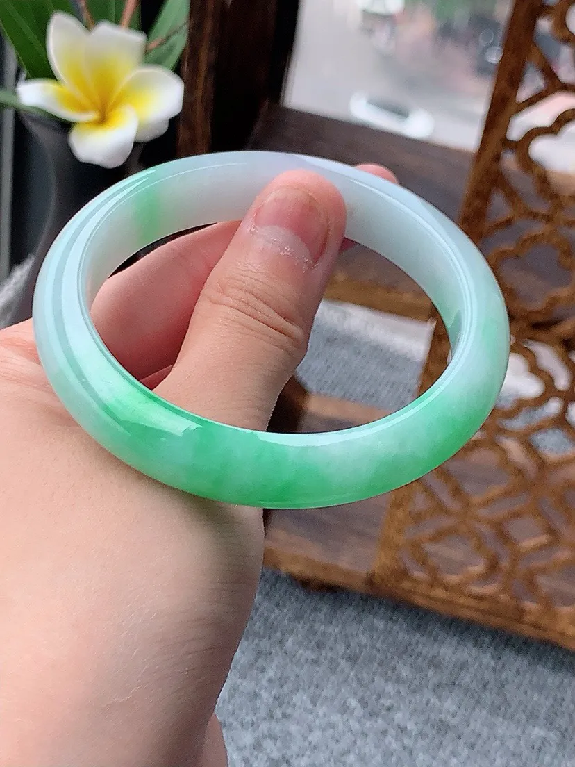 a货翡翠老坑飘绿正装正圈手镯57-58圈口 尺寸57×11.8×8mm 重量53.89g 0531
