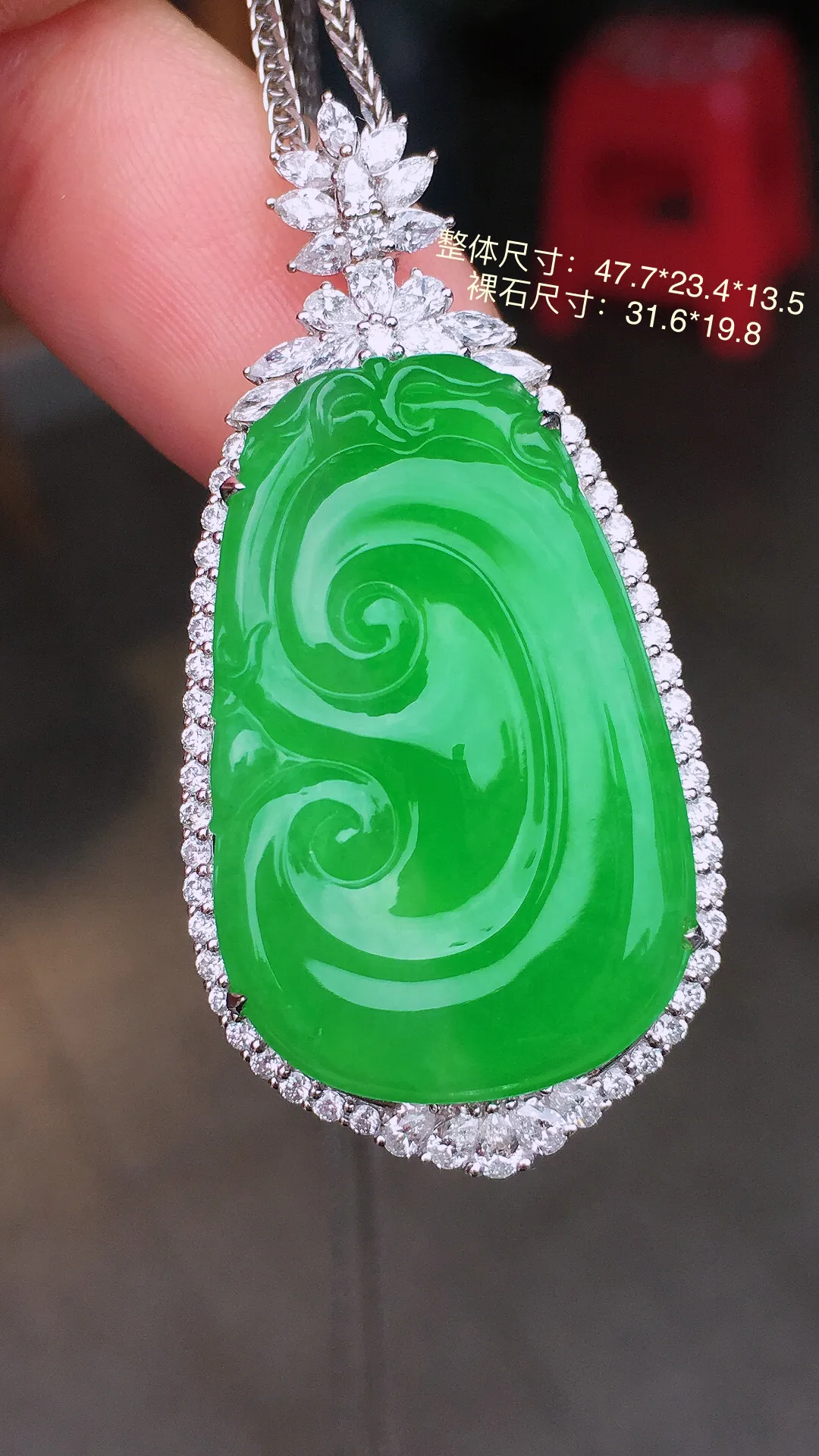 阳绿如意吊坠，色泽均匀艳丽，玉质细腻，荧光感超
强，饱满水润，气质满满。18k
金豪华镶嵌