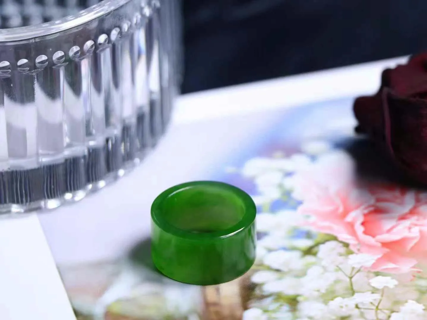 （古韵.扳指）

精品和田玉碧玉扳指 指环 戒圈。七号矿老料 纯正菠菜绿，直切工艺，款式精美，玉质细腻温润，油润感十足， 整器古韵生辉。优雅高贵。运筹帷幄于掌中，决胜于千里之外。

重6.3克   圈口18mm 尺寸12-2.7mm FS8242041278O