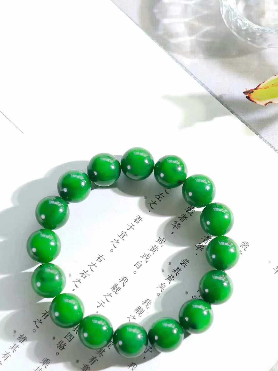 【岁月静好.手串】

   精品和田玉碧玉圆珠手串，精选上等和田玉料，每一颗珠子都散发着温润光泽，宛如岁月沉淀的优雅。佩戴它，感受时光的静谧与从容，彰显不凡品味。重55.3克  尺寸取一12.8mm  45301121O