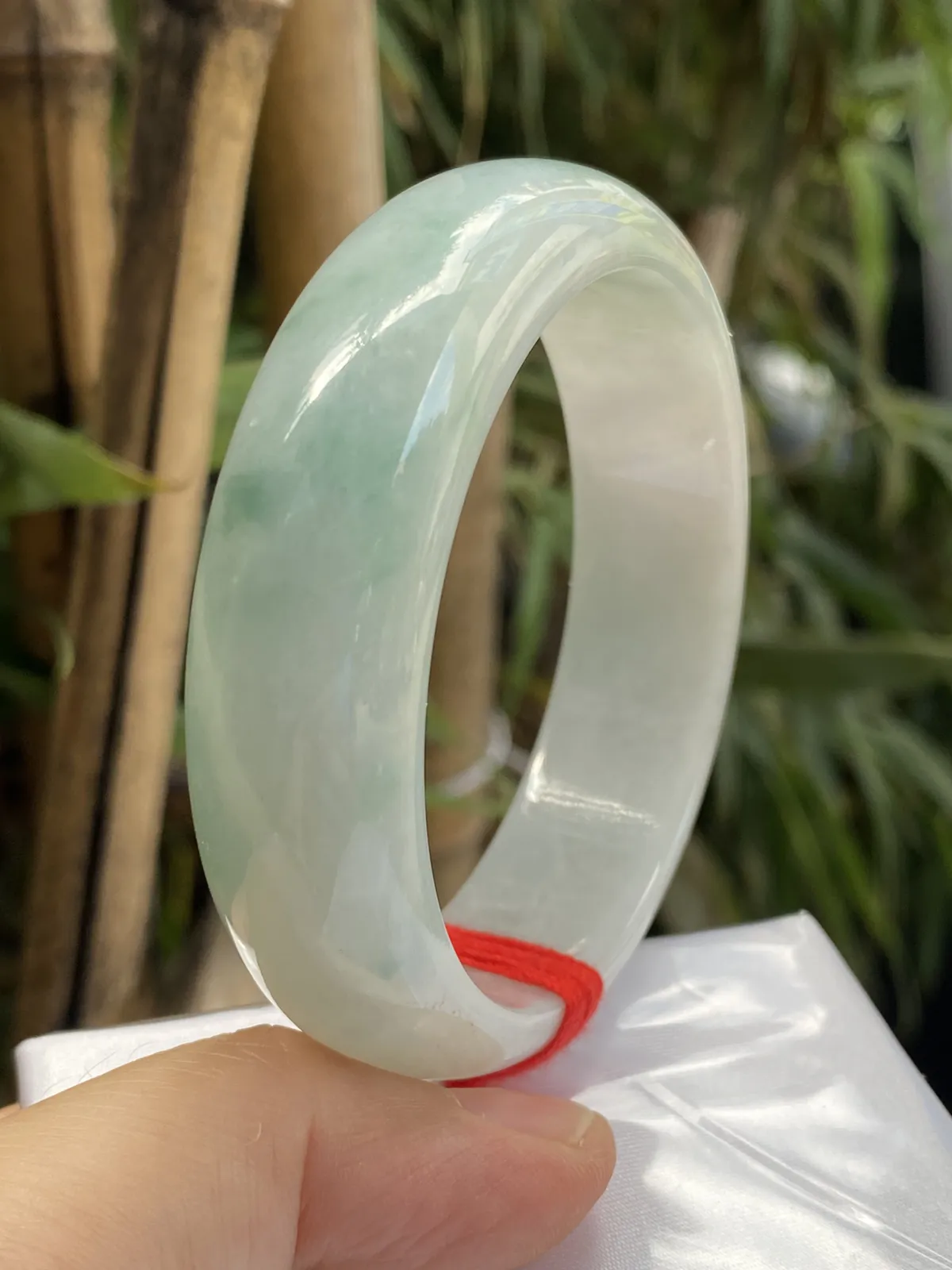推荐【59.1圈飘花镯】一条水路经过超冰透，个别小纹不影响，大宽版，飘花美，种老，超值～～