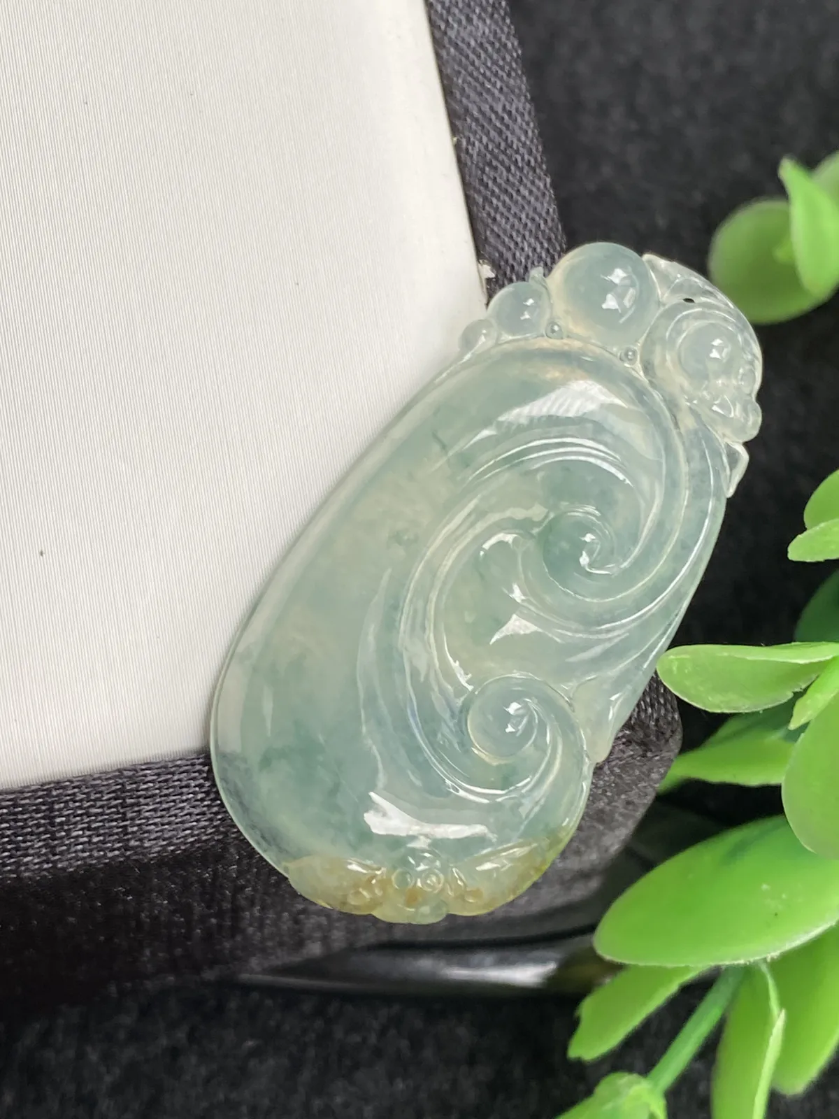 推荐【冰飘花三彩如意】无纹裂，水润冰透，起光，飘蓝花招财黄翡，细腻种老，超值～～