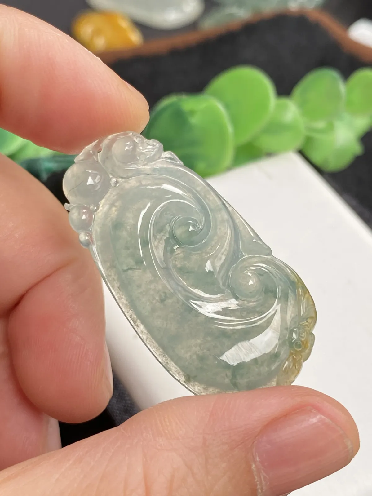 推荐【冰飘花三彩如意】无纹裂，水润冰透，起光，飘蓝花招财黄翡，细腻种老，超值～～
