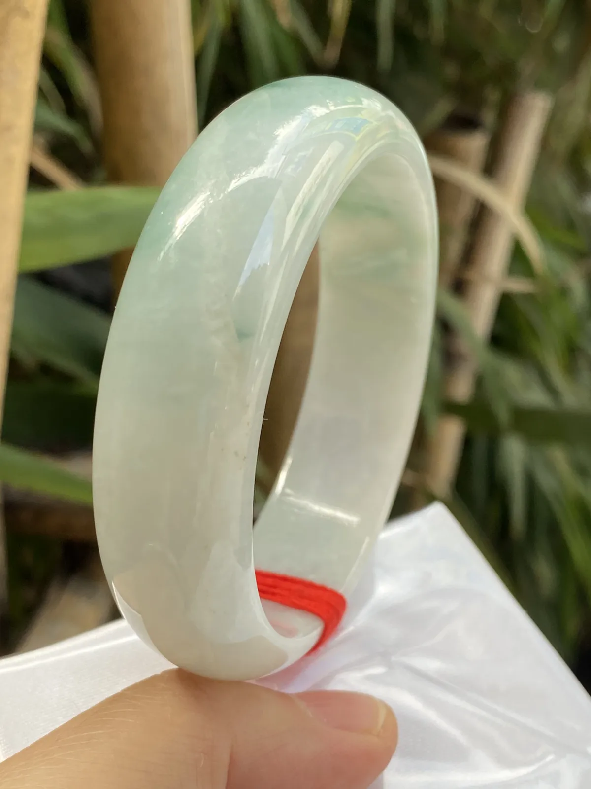 推荐【59.1圈飘花镯】一条水路经过超冰透，个别小纹不影响，大宽版，飘花美，种老，超值～～