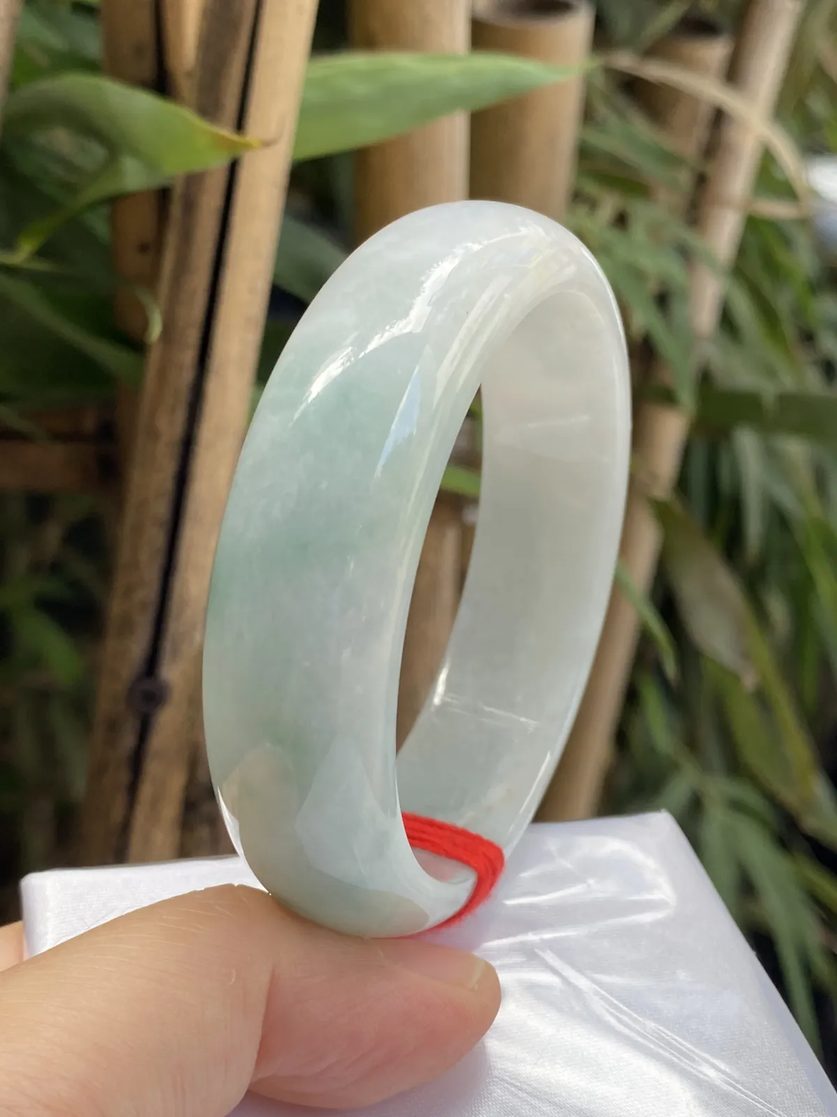 推荐【59.1圈飘花镯】一条水路经过超冰透，个别小纹不影响，大宽版，飘花美，种老，超值～～