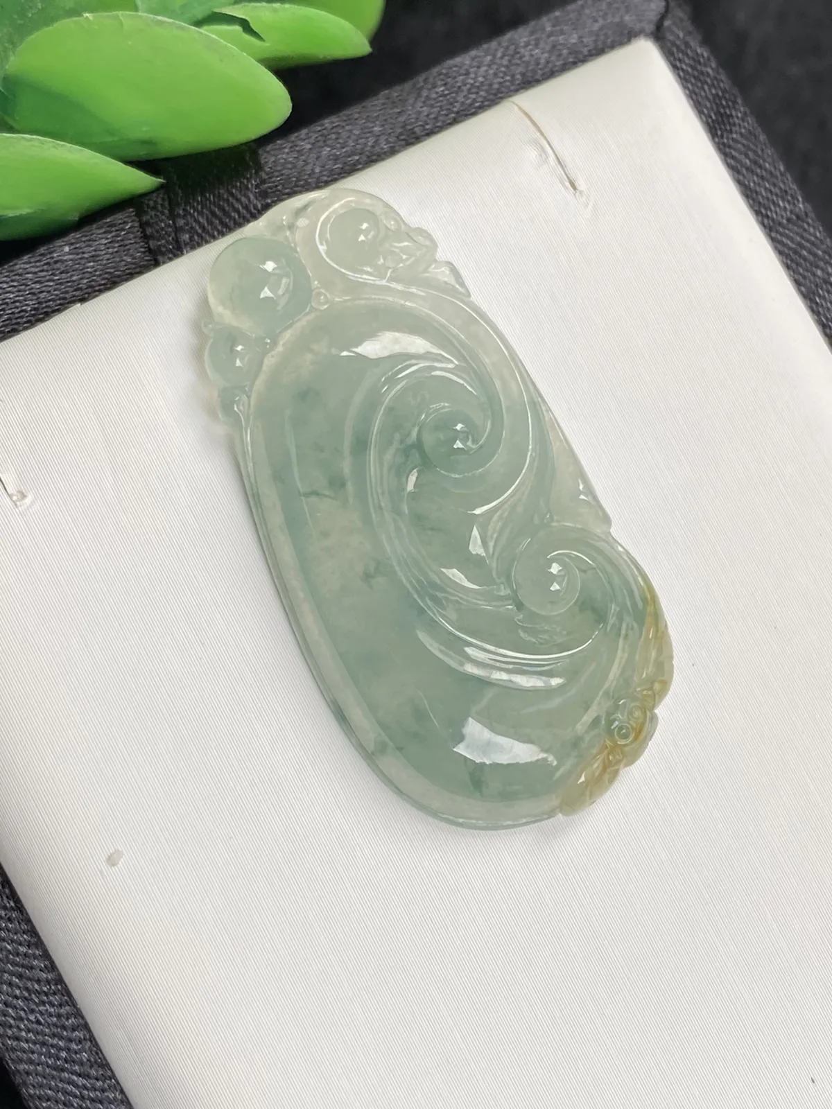 推荐【冰飘花三彩如意】无纹裂，水润冰透，起光，飘蓝花招财黄翡，细腻种老，超值～～