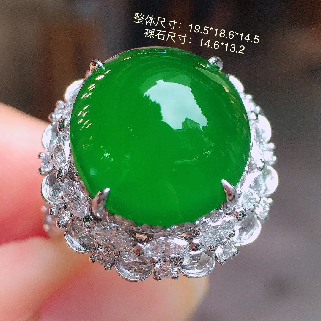 辣绿蛋面戒指，色泽均匀浓郁，玉质细腻，荧光感超
强，饱满水润，气质满满。18k
金豪华镶嵌
