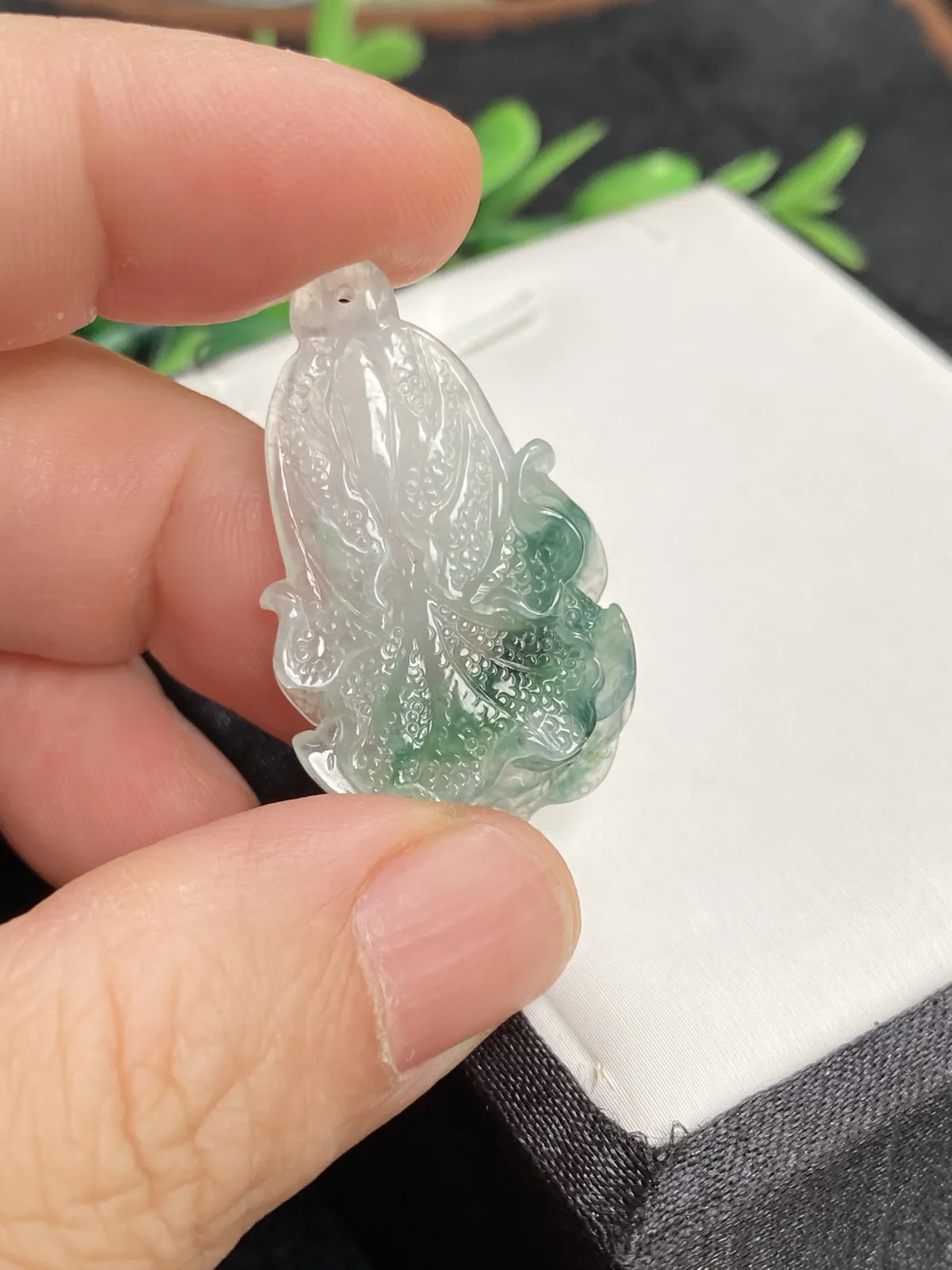 推荐【冰飘花白菜】百财俱来，正财偏财都招来的，无纹裂，巧雕，飘花蓝绿，水润起光，超冰透，细腻，品相佳，超值～～34.5*20*6.4