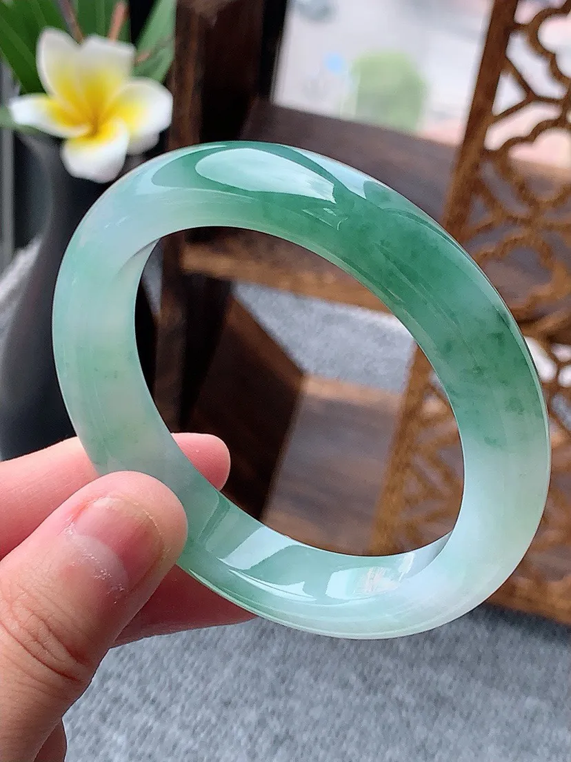 a货翡翠老坑飘花正装正圈手镯53-54圈口 尺寸53.3×11.6×8mm 重量55.13g 053