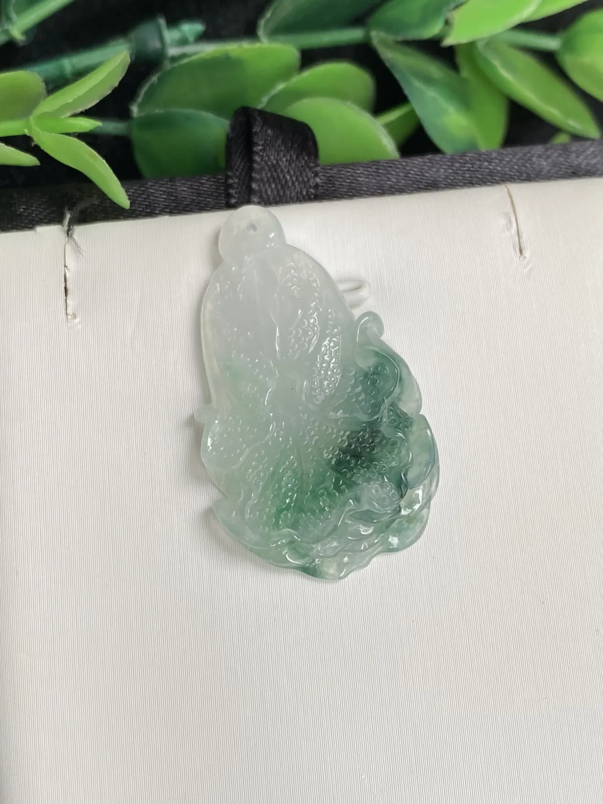 推荐【冰飘花白菜】百财俱来，正财偏财都招来的，无纹裂，巧雕，飘花蓝绿，水润起光，超冰透，细腻，品相佳，超值～～34.5*20*6.4