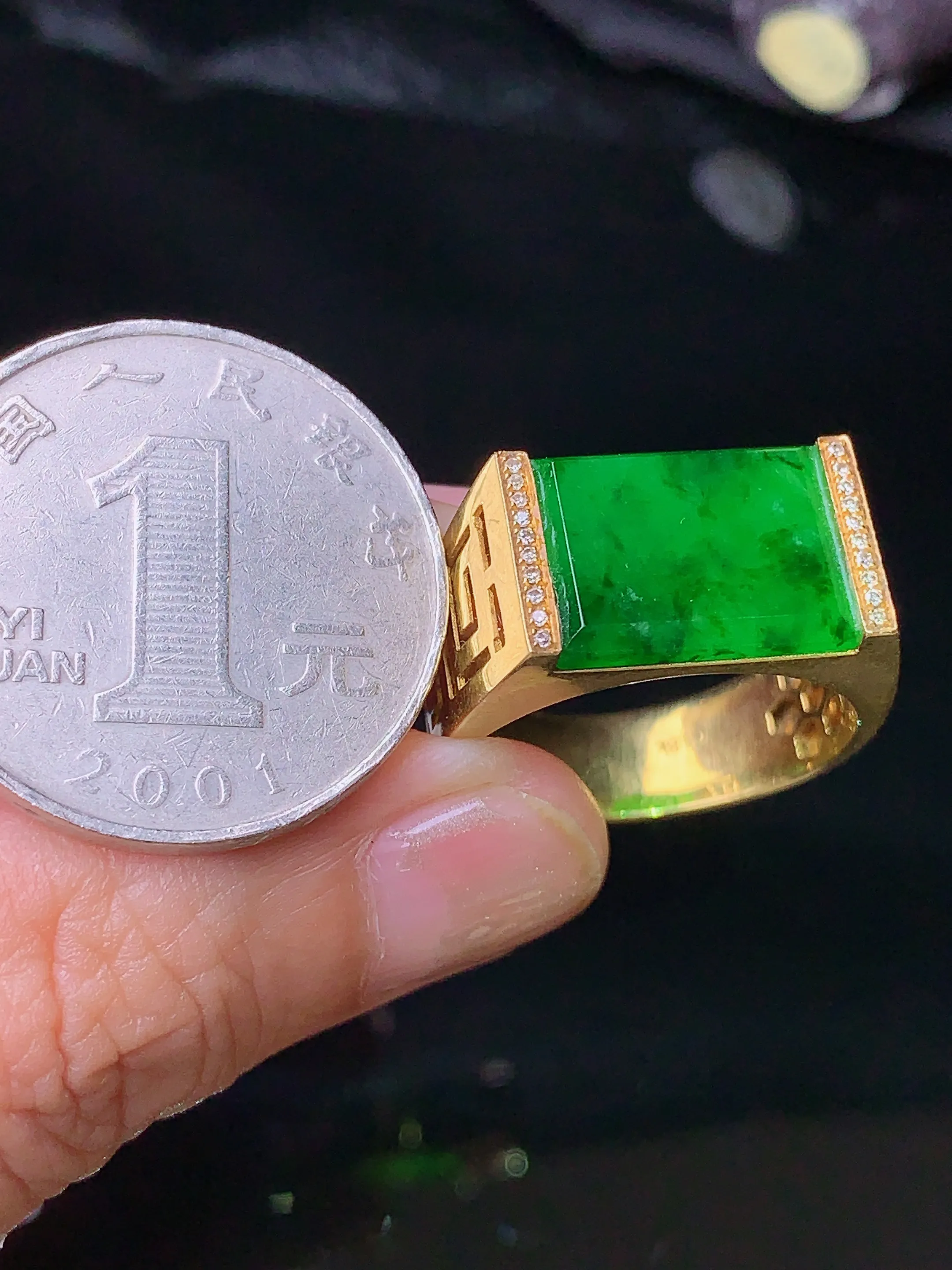 18k金钻镶嵌翠绿马鞍戒指 玉质细腻 色泽艳丽  圈口18 裸石尺寸10.3*13.2*2.5